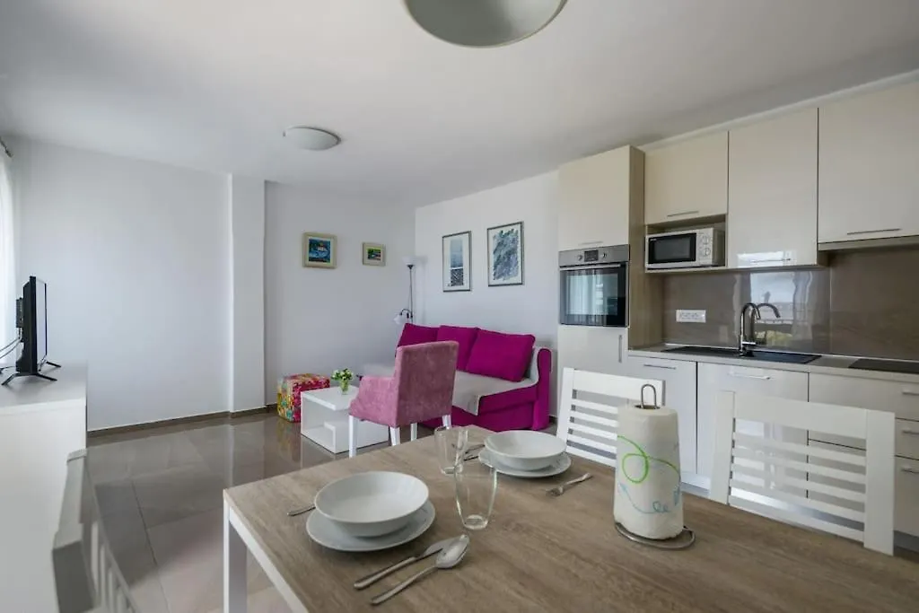 Yasmin Apartment Brsec 0*,  Croatia